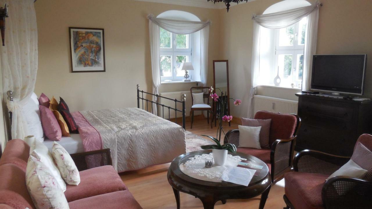Herrenhaus Kunzwerda Bei Torgau - Aparthotel, Boardinghouse, Wohnen Auf Zeit Bagian luar foto