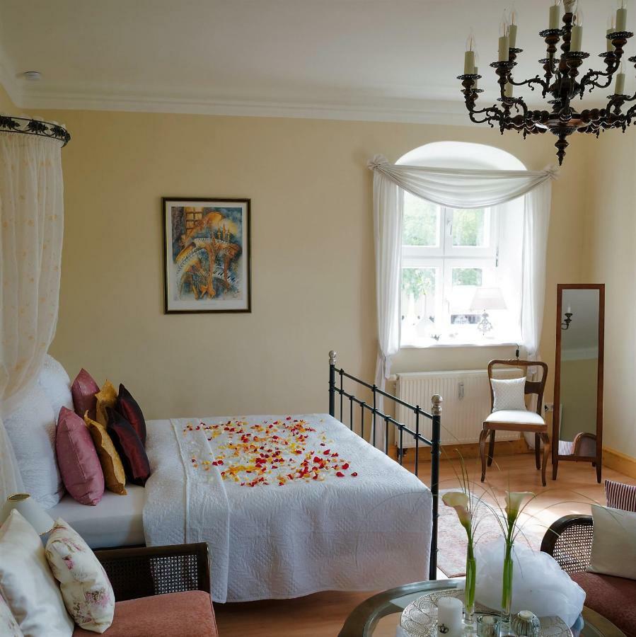 Herrenhaus Kunzwerda Bei Torgau - Aparthotel, Boardinghouse, Wohnen Auf Zeit Bagian luar foto